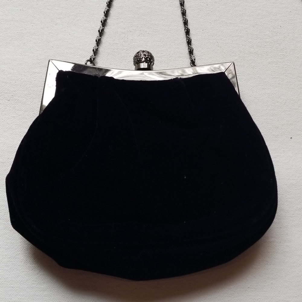 🚨FIRM PRICE🚨Fancy Black velvet clutch